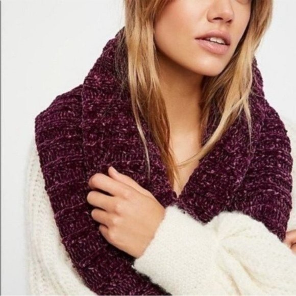 FREE PEOPLE Love Bug Infinity Chenille Soft Cozy Cowl Scarf in Wine - NWT - Picture 4 of 5